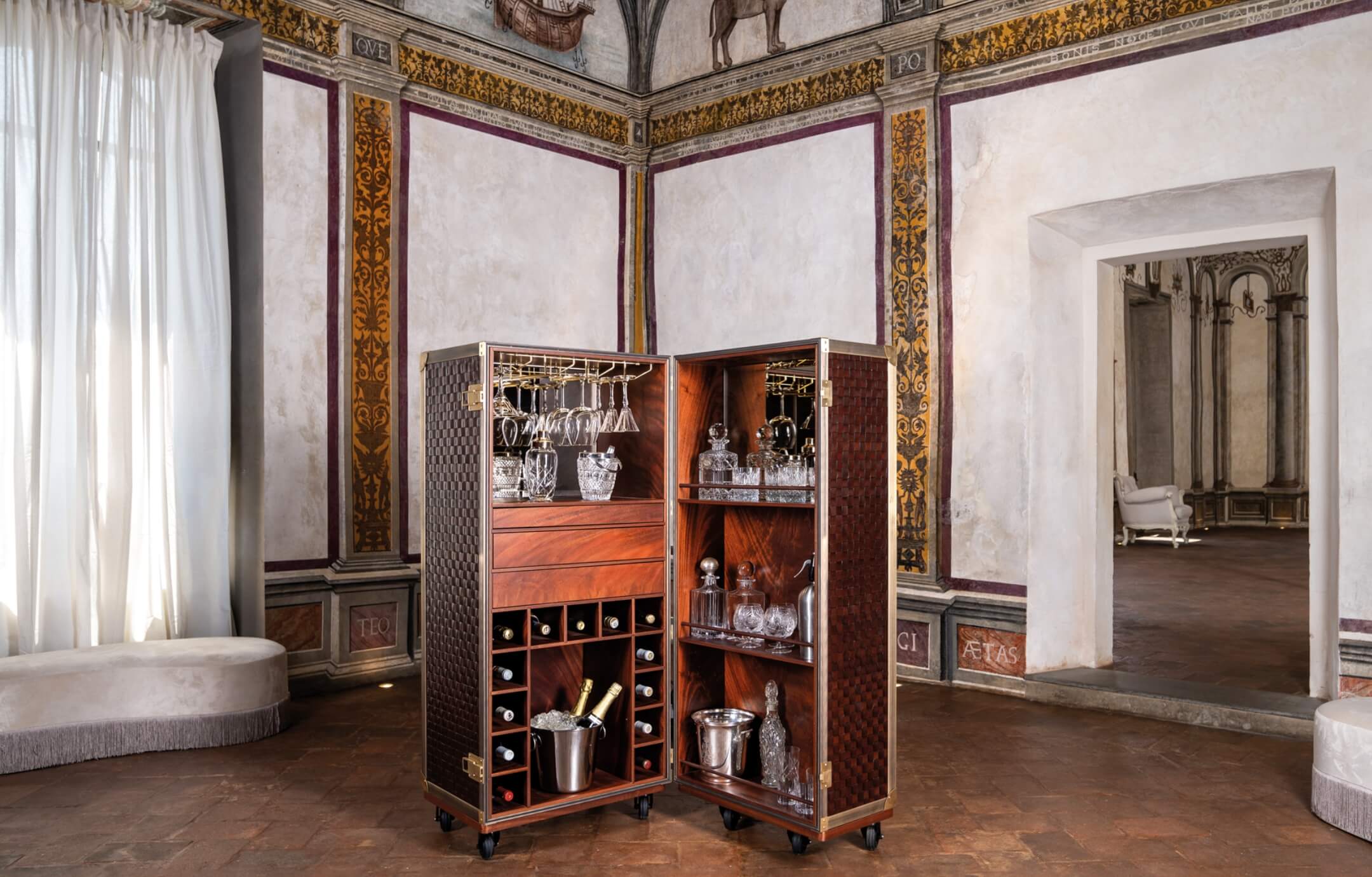 Luxury bar cabinet London Trunk - LaErre Trunks