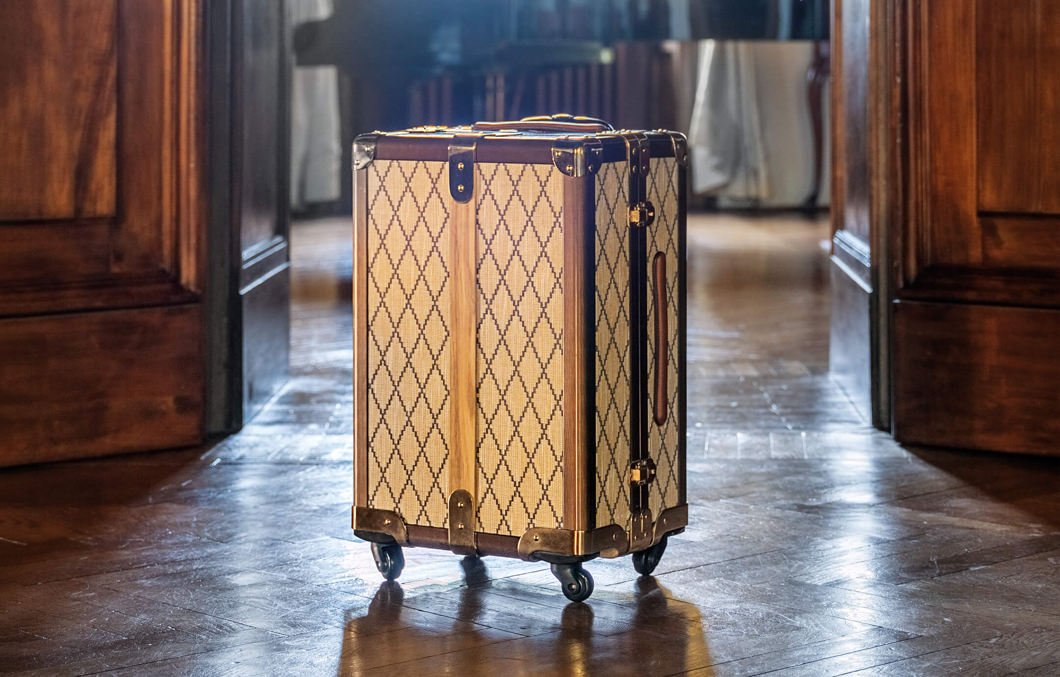 immagine copertina portofino trunk luxury suitcase